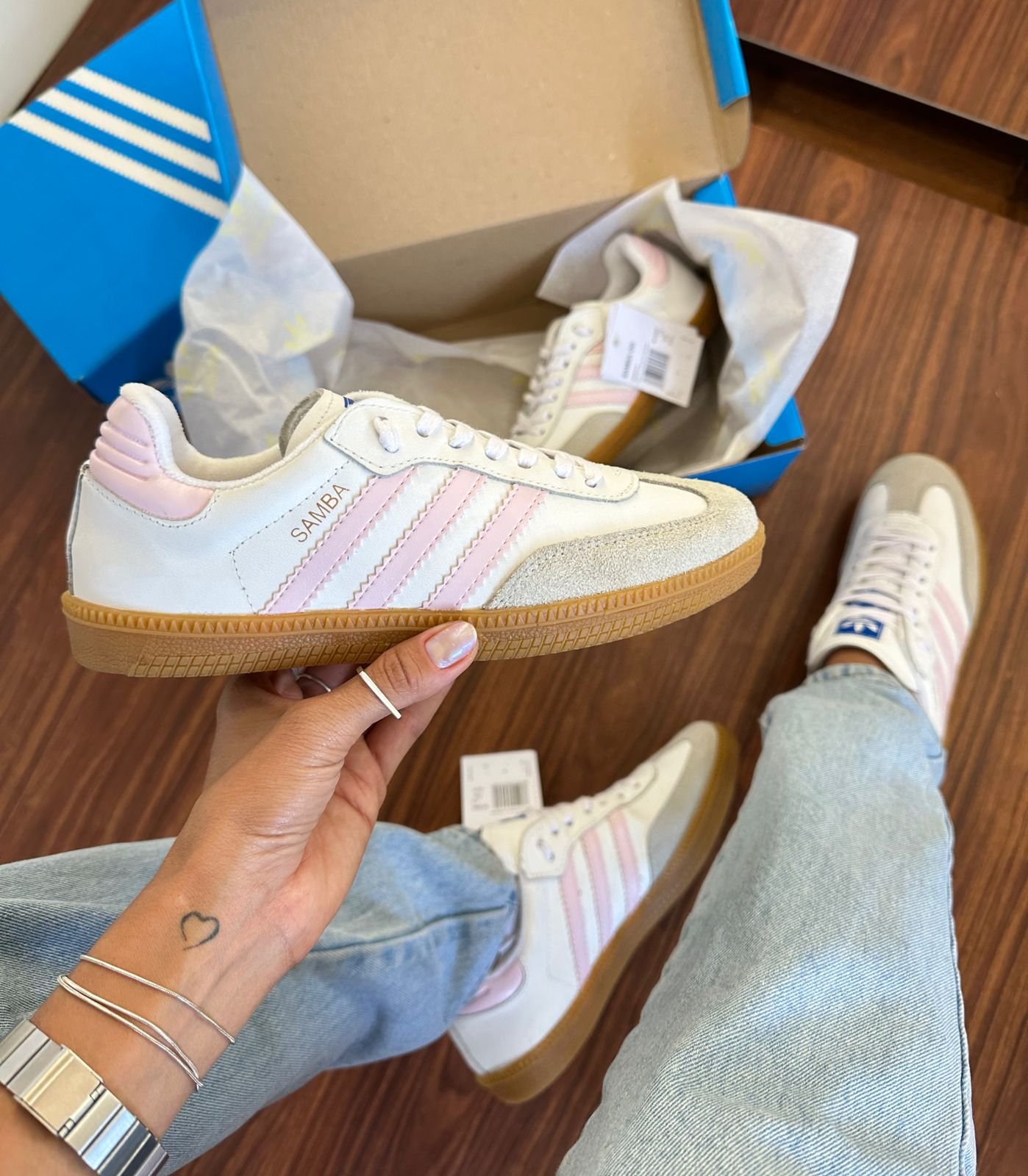 Tênis feminino branco com listras rosa